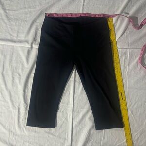 Fabletics Women’s Black PowerHold Mid-Rise Crop Legging Size Small